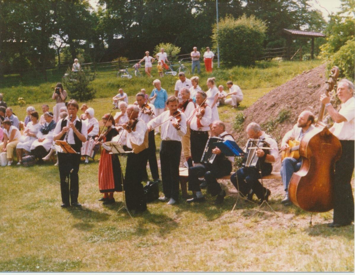 Hembygdsföreningens spelmän
Startade i mitten av 1970-talet. Repertoaren är allsidig och har en ton av spelmansmusik, gammaldans, spelmansmusik, visor och schlager. Vår signaturmelodi är ”På Kvarnbacken” en låt som Roland Cedermark har skrivit. Hembygdsföreningens spelmän är föreningens "husband" och spelar ofta i samband med våra sammankomster. En och annan resa till arrangörer utanför Nykvarn kan det också bli. 

Historia
Ambitionen med gruppen varierar beroende på vem som leder gruppen och vilka som är medlemmar. En genomgående idé är att locka folk ur stugorna med sina instrument och spela tillsammans. Man måste inte kunna noter. Det mesta av lärandet går till på gammalt traditionellt vis att man lyssnar och lär. Det viktiga är att man tycker att det roligt att spela.
Gruppen har blivit något av en mötesplats för musiker som trappat ner sitt musikaliska engagemang eller som vill spela ett nytt instrument och prova en ny repertoar och naturligtvis prata gamla musikminnen.

För att nämn några exempel på musiker som varit med:
Bosse Blom. Har verkat som musiklärare i många år. Han har också varit med i flera orkestrar och haft eget storband under 1960-talet, Bo Douglas Orkester. Han hade massor att berätta om tider som gått och om människor som levt. Bosse fann stor behållning av att vara med i gruppen och jag vet att han gillade den för honom delvis nya repertoaren. Han bidrog själv med en låt till gruppen, Klarinett Kalles polska. 
Harald Holm, också han en gammal Nykvarnsbo som spelat i många olika dansorkestrar, jazzgrupper och storband både i och utanför Nykvarn. Han bildade en stabil ryggrad i Hembygdsföreningens spelmän med sin kontrabas.

Tore Kvist Spelade trummor i olika orkestrar, bl a Vikingarna. Först på gamla dar började han spela låtar på fiol hämtade från sitt rika musikaliska arv från uppväxten i Sundsvik.
Hans bror Einar Kvist med sitt enradigt C-dur-spel var också med vid några tillfälle

Gruppen leddes först av Rune Jansson som då spelade dragspel. Han hade tidigare spelat blåsinstrument i musikkåren. Rune hade under en tid också en egen gitarrskola i Nykvarn.

Efter Rune tog Börje Olsson över ledarskapet och med sitt musikaliska kunnande ställde han motsvarande krav på oss musikanter. Under Börjes ledning spelade gruppen bl a vid julmarknaden i Taxinge slott. Börje själv spelade fiol och gruppen liknade då mer en hel orkester med klarinett, dragspel, cittra, gitarr och inte mindre än sex fioler. Tore Kvist, Gösta Lemon, Ava Tiitus och Rebecka Olofsson. Det är klart att det påverkade valet av låtar. Jag minns att vi kände på låtar som Liv-Anders polska, Gammal Dalavals m fl dessutom i flera stämmor säger Åke Andersson som också var med i gruppen då.

Efter Börje var Arne Andersson (Målar-Arne) tillsammans med Stig Andersson gruppens ledargestalter.
