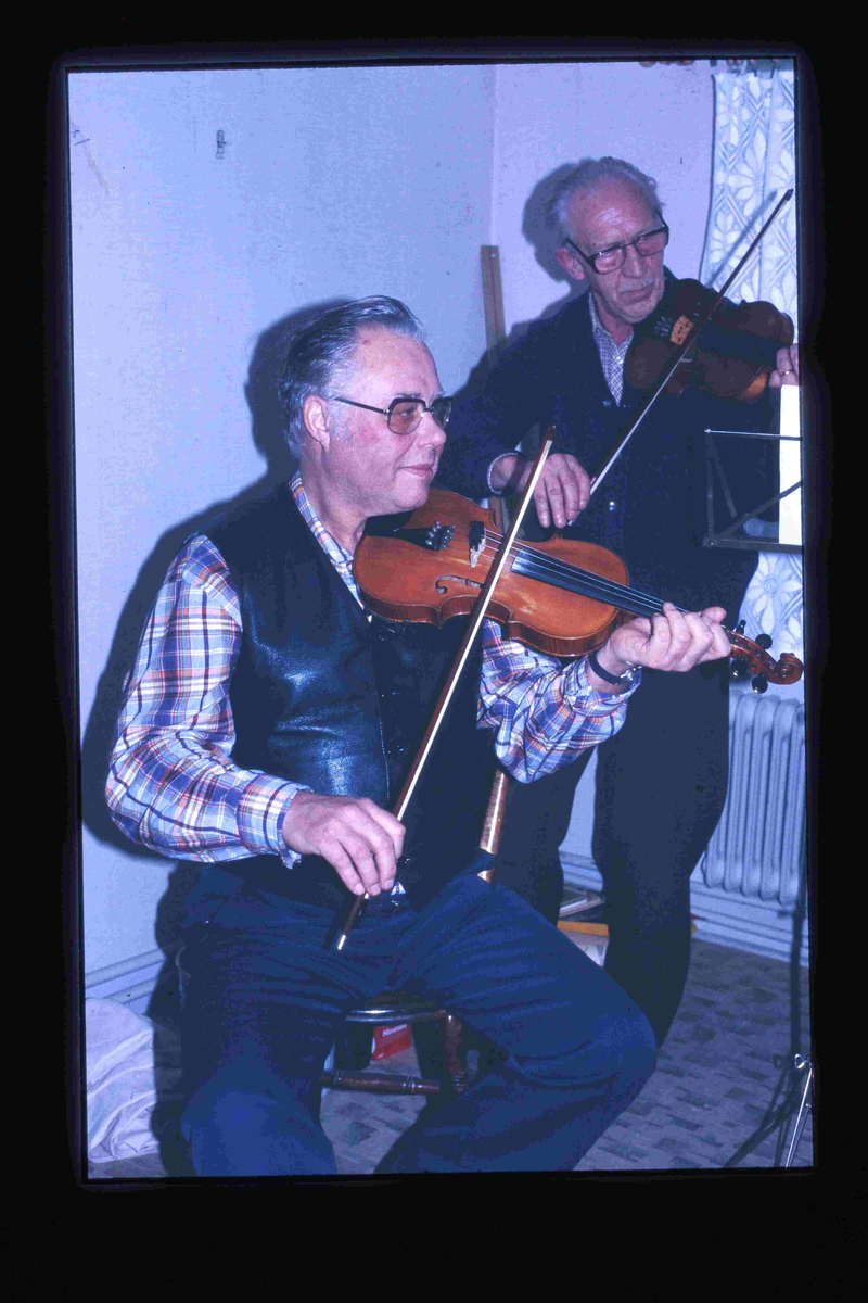 Hembygdsföreningens spelmän
Startade i mitten av 1970-talet. Repertoaren är allsidig och har en ton av spelmansmusik, gammaldans, spelmansmusik, visor och schlager. Vår signaturmelodi är ”På Kvarnbacken” en låt som Roland Cedermark har skrivit. Hembygdsföreningens spelmän är föreningens "husband" och spelar ofta i samband med våra sammankomster. En och annan resa till arrangörer utanför Nykvarn kan det också bli. 

Historia
Ambitionen med gruppen varierar beroende på vem som leder gruppen och vilka som är medlemmar. En genomgående idé är att locka folk ur stugorna med sina instrument och spela tillsammans. Man måste inte kunna noter. Det mesta av lärandet går till på gammalt traditionellt vis att man lyssnar och lär. Det viktiga är att man tycker att det roligt att spela.
Gruppen har blivit något av en mötesplats för musiker som trappat ner sitt musikaliska engagemang eller som vill spela ett nytt instrument och prova en ny repertoar och naturligtvis prata gamla musikminnen.

För att nämn några exempel på musiker som varit med:
Bosse Blom. Har verkat som musiklärare i många år. Han har också varit med i flera orkestrar och haft eget storband under 1960-talet, Bo Douglas Orkester. Han hade massor att berätta om tider som gått och om människor som levt. Bosse fann stor behållning av att vara med i gruppen och jag vet att han gillade den för honom delvis nya repertoaren. Han bidrog själv med en låt till gruppen, Klarinett Kalles polska. 
Harald Holm, också han en gammal Nykvarnsbo som spelat i många olika dansorkestrar, jazzgrupper och storband både i och utanför Nykvarn. Han bildade en stabil ryggrad i Hembygdsföreningens spelmän med sin kontrabas.

Tore Kvist Spelade trummor i olika orkestrar, bl a Vikingarna. Först på gamla dar började han spela låtar på fiol hämtade från sitt rika musikaliska arv från uppväxten i Sundsvik.
Hans bror Einar Kvist med sitt enradigt C-dur-spel var också med vid några tillfälle

Gruppen leddes först av Rune Jansson som då spelade dragspel. Han hade tidigare spelat blåsinstrument i musikkåren. Rune hade under en tid också en egen gitarrskola i Nykvarn.

Efter Rune tog Börje Olsson över ledarskapet och med sitt musikaliska kunnande ställde han motsvarande krav på oss musikanter. Under Börjes ledning spelade gruppen bl a vid julmarknaden i Taxinge slott. Börje själv spelade fiol och gruppen liknade då mer en hel orkester med klarinett, dragspel, cittra, gitarr och inte mindre än sex fioler. Tore Kvist, Gösta Lemon, Ava Tiitus och Rebecka Olofsson. Det är klart att det påverkade valet av låtar. Jag minns att vi kände på låtar som Liv-Anders polska, Gammal Dalavals m fl dessutom i flera stämmor säger Åke Andersson som också var med i gruppen då.

Efter Börje var Arne Andersson (Målar-Arne) tillsammans med Stig Andersson gruppens ledargestalter.
