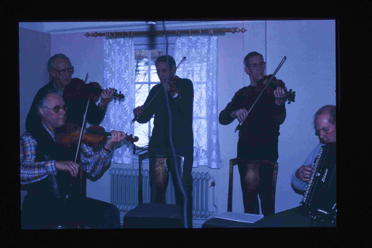 Hembygdsföreningens spelmän
Startade i mitten av 1970-talet. Repertoaren är allsidig och har en ton av spelmansmusik, gammaldans, spelmansmusik, visor och schlager. Vår signaturmelodi är ”På Kvarnbacken” en låt som Roland Cedermark har skrivit. Hembygdsföreningens spelmän är föreningens "husband" och spelar ofta i samband med våra sammankomster. En och annan resa till arrangörer utanför Nykvarn kan det också bli. 

Historia
Ambitionen med gruppen varierar beroende på vem som leder gruppen och vilka som är medlemmar. En genomgående idé är att locka folk ur stugorna med sina instrument och spela tillsammans. Man måste inte kunna noter. Det mesta av lärandet går till på gammalt traditionellt vis att man lyssnar och lär. Det viktiga är att man tycker att det roligt att spela.
Gruppen har blivit något av en mötesplats för musiker som trappat ner sitt musikaliska engagemang eller som vill spela ett nytt instrument och prova en ny repertoar och naturligtvis prata gamla musikminnen.

För att nämn några exempel på musiker som varit med:
Bosse Blom. Har verkat som musiklärare i många år. Han har också varit med i flera orkestrar och haft eget storband under 1960-talet, Bo Douglas Orkester. Han hade massor att berätta om tider som gått och om människor som levt. Bosse fann stor behållning av att vara med i gruppen och jag vet att han gillade den för honom delvis nya repertoaren. Han bidrog själv med en låt till gruppen, Klarinett Kalles polska. 
Harald Holm, också han en gammal Nykvarnsbo som spelat i många olika dansorkestrar, jazzgrupper och storband både i och utanför Nykvarn. Han bildade en stabil ryggrad i Hembygdsföreningens spelmän med sin kontrabas.

Tore Kvist Spelade trummor i olika orkestrar, bl a Vikingarna. Först på gamla dar började han spela låtar på fiol hämtade från sitt rika musikaliska arv från uppväxten i Sundsvik.
Hans bror Einar Kvist med sitt enradigt C-dur-spel var också med vid några tillfälle

Gruppen leddes först av Rune Jansson som då spelade dragspel. Han hade tidigare spelat blåsinstrument i musikkåren. Rune hade under en tid också en egen gitarrskola i Nykvarn.

Efter Rune tog Börje Olsson över ledarskapet och med sitt musikaliska kunnande ställde han motsvarande krav på oss musikanter. Under Börjes ledning spelade gruppen bl a vid julmarknaden i Taxinge slott. Börje själv spelade fiol och gruppen liknade då mer en hel orkester med klarinett, dragspel, cittra, gitarr och inte mindre än sex fioler. Tore Kvist, Gösta Lemon, Ava Tiitus och Rebecka Olofsson. Det är klart att det påverkade valet av låtar. Jag minns att vi kände på låtar som Liv-Anders polska, Gammal Dalavals m fl dessutom i flera stämmor säger Åke Andersson som också var med i gruppen då.

Efter Börje var Arne Andersson (Målar-Arne) tillsammans med Stig Andersson gruppens ledargestalter.
