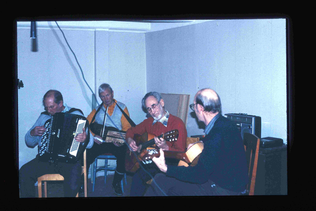 Hembygdsföreningens spelmän
Startade i mitten av 1970-talet. Repertoaren är allsidig och har en ton av spelmansmusik, gammaldans, spelmansmusik, visor och schlager. Vår signaturmelodi är ”På Kvarnbacken” en låt som Roland Cedermark har skrivit. Hembygdsföreningens spelmän är föreningens "husband" och spelar ofta i samband med våra sammankomster. En och annan resa till arrangörer utanför Nykvarn kan det också bli. 

Historia
Ambitionen med gruppen varierar beroende på vem som leder gruppen och vilka som är medlemmar. En genomgående idé är att locka folk ur stugorna med sina instrument och spela tillsammans. Man måste inte kunna noter. Det mesta av lärandet går till på gammalt traditionellt vis att man lyssnar och lär. Det viktiga är att man tycker att det roligt att spela.
Gruppen har blivit något av en mötesplats för musiker som trappat ner sitt musikaliska engagemang eller som vill spela ett nytt instrument och prova en ny repertoar och naturligtvis prata gamla musikminnen.

För att nämn några exempel på musiker som varit med:
Bosse Blom. Har verkat som musiklärare i många år. Han har också varit med i flera orkestrar och haft eget storband under 1960-talet, Bo Douglas Orkester. Han hade massor att berätta om tider som gått och om människor som levt. Bosse fann stor behållning av att vara med i gruppen och jag vet att han gillade den för honom delvis nya repertoaren. Han bidrog själv med en låt till gruppen, Klarinett Kalles polska. 
Harald Holm, också han en gammal Nykvarnsbo som spelat i många olika dansorkestrar, jazzgrupper och storband både i och utanför Nykvarn. Han bildade en stabil ryggrad i Hembygdsföreningens spelmän med sin kontrabas.

Tore Kvist Spelade trummor i olika orkestrar, bl a Vikingarna. Först på gamla dar började han spela låtar på fiol hämtade från sitt rika musikaliska arv från uppväxten i Sundsvik.
Hans bror Einar Kvist med sitt enradigt C-dur-spel var också med vid några tillfälle

Gruppen leddes först av Rune Jansson som då spelade dragspel. Han hade tidigare spelat blåsinstrument i musikkåren. Rune hade under en tid också en egen gitarrskola i Nykvarn.

Efter Rune tog Börje Olsson över ledarskapet och med sitt musikaliska kunnande ställde han motsvarande krav på oss musikanter. Under Börjes ledning spelade gruppen bl a vid julmarknaden i Taxinge slott. Börje själv spelade fiol och gruppen liknade då mer en hel orkester med klarinett, dragspel, cittra, gitarr och inte mindre än sex fioler. Tore Kvist, Gösta Lemon, Ava Tiitus och Rebecka Olofsson. Det är klart att det påverkade valet av låtar. Jag minns att vi kände på låtar som Liv-Anders polska, Gammal Dalavals m fl dessutom i flera stämmor säger Åke Andersson som också var med i gruppen då.

Efter Börje var Arne Andersson (Målar-Arne) tillsammans med Stig Andersson gruppens ledargestalter.
