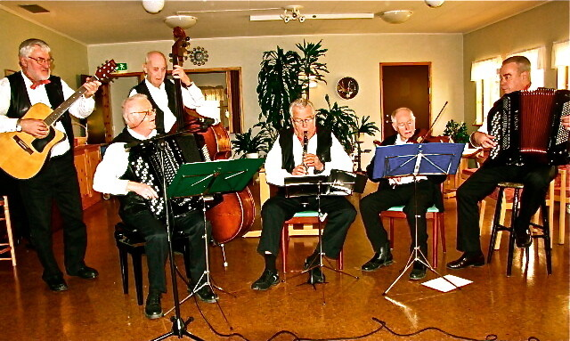 Hembygdsföreningens spelmän
Startade i mitten av 1970-talet. Repertoaren är allsidig och har en ton av spelmansmusik, gammaldans, spelmansmusik, visor och schlager. Vår signaturmelodi är ”På Kvarnbacken” en låt som Roland Cedermark har skrivit. Hembygdsföreningens spelmän är föreningens "husband" och spelar ofta i samband med våra sammankomster. En och annan resa till arrangörer utanför Nykvarn kan det också bli. 

Historia
Ambitionen med gruppen varierar beroende på vem som leder gruppen och vilka som är medlemmar. En genomgående idé är att locka folk ur stugorna med sina instrument och spela tillsammans. Man måste inte kunna noter. Det mesta av lärandet går till på gammalt traditionellt vis att man lyssnar och lär. Det viktiga är att man tycker att det roligt att spela.
Gruppen har blivit något av en mötesplats för musiker som trappat ner sitt musikaliska engagemang eller som vill spela ett nytt instrument och prova en ny repertoar och naturligtvis prata gamla musikminnen.

För att nämn några exempel på musiker som varit med:
Bosse Blom. Har verkat som musiklärare i många år. Han har också varit med i flera orkestrar och haft eget storband under 1960-talet, Bo Douglas Orkester. Han hade massor att berätta om tider som gått och om människor som levt. Bosse fann stor behållning av att vara med i gruppen och jag vet att han gillade den för honom delvis nya repertoaren. Han bidrog själv med en låt till gruppen, Klarinett Kalles polska. 
Harald Holm, också han en gammal Nykvarnsbo som spelat i många olika dansorkestrar, jazzgrupper och storband både i och utanför Nykvarn. Han bildade en stabil ryggrad i Hembygdsföreningens spelmän med sin kontrabas.

Tore Kvist Spelade trummor i olika orkestrar, bl a Vikingarna. Först på gamla dar började han spela låtar på fiol hämtade från sitt rika musikaliska arv från uppväxten i Sundsvik.
Hans bror Einar Kvist med sitt enradigt C-dur-spel var också med vid några tillfälle

Gruppen leddes först av Rune Jansson som då spelade dragspel. Han hade tidigare spelat blåsinstrument i musikkåren. Rune hade under en tid också en egen gitarrskola i Nykvarn.

Efter Rune tog Börje Olsson över ledarskapet och med sitt musikaliska kunnande ställde han motsvarande krav på oss musikanter. Under Börjes ledning spelade gruppen bl a vid julmarknaden i Taxinge slott. Börje själv spelade fiol och gruppen liknade då mer en hel orkester med klarinett, dragspel, cittra, gitarr och inte mindre än sex fioler. Tore Kvist, Gösta Lemon, Ava Tiitus och Rebecka Olofsson. Det är klart att det påverkade valet av låtar. Jag minns att vi kände på låtar som Liv-Anders polska, Gammal Dalavals m fl dessutom i flera stämmor säger Åke Andersson som också var med i gruppen då.

Efter Börje var Arne Andersson (Målar-Arne) tillsammans med Stig Andersson gruppens ledargestalter.
