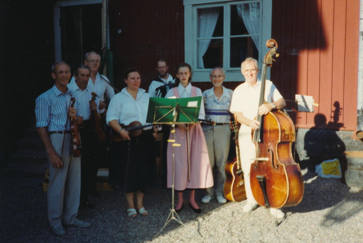 Hembygdsföreningens spelmän
Startade i mitten av 1970-talet. Repertoaren är allsidig och har en ton av spelmansmusik, gammaldans, spelmansmusik, visor och schlager. Vår signaturmelodi är ”På Kvarnbacken” en låt som Roland Cedermark har skrivit. Hembygdsföreningens spelmän är föreningens "husband" och spelar ofta i samband med våra sammankomster. En och annan resa till arrangörer utanför Nykvarn kan det också bli. 

Historia
Ambitionen med gruppen varierar beroende på vem som leder gruppen och vilka som är medlemmar. En genomgående idé är att locka folk ur stugorna med sina instrument och spela tillsammans. Man måste inte kunna noter. Det mesta av lärandet går till på gammalt traditionellt vis att man lyssnar och lär. Det viktiga är att man tycker att det roligt att spela.
Gruppen har blivit något av en mötesplats för musiker som trappat ner sitt musikaliska engagemang eller som vill spela ett nytt instrument och prova en ny repertoar och naturligtvis prata gamla musikminnen.

För att nämn några exempel på musiker som varit med:
Bosse Blom. Har verkat som musiklärare i många år. Han har också varit med i flera orkestrar och haft eget storband under 1960-talet, Bo Douglas Orkester. Han hade massor att berätta om tider som gått och om människor som levt. Bosse fann stor behållning av att vara med i gruppen och jag vet att han gillade den för honom delvis nya repertoaren. Han bidrog själv med en låt till gruppen, Klarinett Kalles polska. 
Harald Holm, också han en gammal Nykvarnsbo som spelat i många olika dansorkestrar, jazzgrupper och storband både i och utanför Nykvarn. Han bildade en stabil ryggrad i Hembygdsföreningens spelmän med sin kontrabas.

Tore Kvist Spelade trummor i olika orkestrar, bl a Vikingarna. Först på gamla dar började han spela låtar på fiol hämtade från sitt rika musikaliska arv från uppväxten i Sundsvik.
Hans bror Einar Kvist med sitt enradigt C-dur-spel var också med vid några tillfälle

Gruppen leddes först av Rune Jansson som då spelade dragspel. Han hade tidigare spelat blåsinstrument i musikkåren. Rune hade under en tid också en egen gitarrskola i Nykvarn.

Efter Rune tog Börje Olsson över ledarskapet och med sitt musikaliska kunnande ställde han motsvarande krav på oss musikanter. Under Börjes ledning spelade gruppen bl a vid julmarknaden i Taxinge slott. Börje själv spelade fiol och gruppen liknade då mer en hel orkester med klarinett, dragspel, cittra, gitarr och inte mindre än sex fioler. Tore Kvist, Gösta Lemon, Ava Tiitus och Rebecka Olofsson. Det är klart att det påverkade valet av låtar. Jag minns att vi kände på låtar som Liv-Anders polska, Gammal Dalavals m fl dessutom i flera stämmor säger Åke Andersson som också var med i gruppen då.

Efter Börje var Arne Andersson (Målar-Arne) tillsammans med Stig Andersson gruppens ledargestalter.

