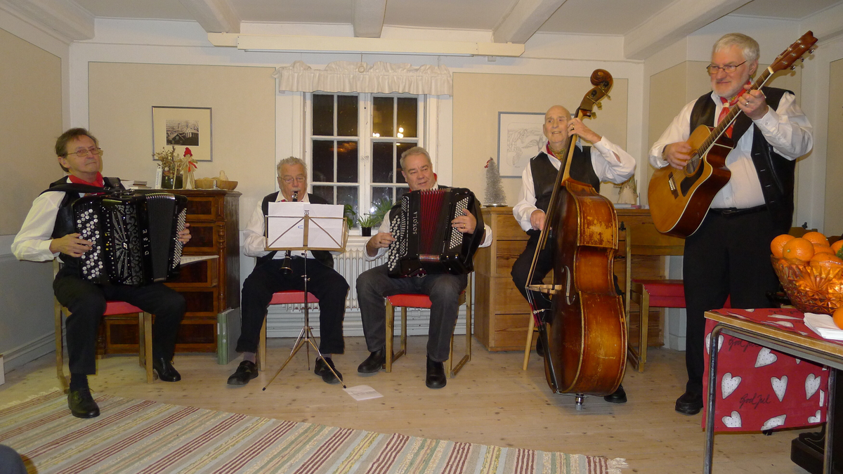 Hembygdsföreningens spelmän
Startade i mitten av 1970-talet. Repertoaren är allsidig och har en ton av spelmansmusik, gammaldans, spelmansmusik, visor och schlager. Vår signaturmelodi är ”På Kvarnbacken” en låt som Roland Cedermark har skrivit. Hembygdsföreningens spelmän är föreningens "husband" och spelar ofta i samband med våra sammankomster. En och annan resa till arrangörer utanför Nykvarn kan det också bli. 

Historia
Ambitionen med gruppen varierar beroende på vem som leder gruppen och vilka som är medlemmar. En genomgående idé är att locka folk ur stugorna med sina instrument och spela tillsammans. Man måste inte kunna noter. Det mesta av lärandet går till på gammalt traditionellt vis att man lyssnar och lär. Det viktiga är att man tycker att det roligt att spela.
Gruppen har blivit något av en mötesplats för musiker som trappat ner sitt musikaliska engagemang eller som vill spela ett nytt instrument och prova en ny repertoar och naturligtvis prata gamla musikminnen.

För att nämn några exempel på musiker som varit med:
Bosse Blom. Har verkat som musiklärare i många år. Han har också varit med i flera orkestrar och haft eget storband under 1960-talet, Bo Douglas Orkester. Han hade massor att berätta om tider som gått och om människor som levt. Bosse fann stor behållning av att vara med i gruppen och jag vet att han gillade den för honom delvis nya repertoaren. Han bidrog själv med en låt till gruppen, Klarinett Kalles polska. 
Harald Holm, också han en gammal Nykvarnsbo som spelat i många olika dansorkestrar, jazzgrupper och storband både i och utanför Nykvarn. Han bildade en stabil ryggrad i Hembygdsföreningens spelmän med sin kontrabas.

Tore Kvist Spelade trummor i olika orkestrar, bl a Vikingarna. Först på gamla dar började han spela låtar på fiol hämtade från sitt rika musikaliska arv från uppväxten i Sundsvik.
Hans bror Einar Kvist med sitt enradigt C-dur-spel var också med vid några tillfälle

Gruppen leddes först av Rune Jansson som då spelade dragspel. Han hade tidigare spelat blåsinstrument i musikkåren. Rune hade under en tid också en egen gitarrskola i Nykvarn.

Efter Rune tog Börje Olsson över ledarskapet och med sitt musikaliska kunnande ställde han motsvarande krav på oss musikanter. Under Börjes ledning spelade gruppen bl a vid julmarknaden i Taxinge slott. Börje själv spelade fiol och gruppen liknade då mer en hel orkester med klarinett, dragspel, cittra, gitarr och inte mindre än sex fioler. Tore Kvist, Gösta Lemon, Ava Tiitus och Rebecka Olofsson. Det är klart att det påverkade valet av låtar. Jag minns att vi kände på låtar som Liv-Anders polska, Gammal Dalavals m fl dessutom i flera stämmor säger Åke Andersson som också var med i gruppen då.

Efter Börje var Arne Andersson (Målar-Arne) tillsammans med Stig Andersson gruppens ledargestalter.
