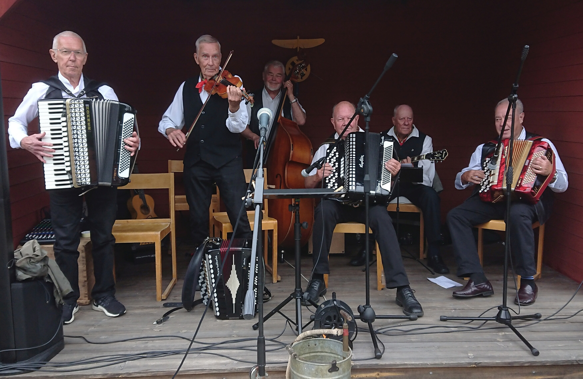 Hembygdsföreningens spelmän
Startade i mitten av 1970-talet. Repertoaren är allsidig och har en ton av spelmansmusik, gammaldans, spelmansmusik, visor och schlager. Vår signaturmelodi är ”På Kvarnbacken” en låt som Roland Cedermark har skrivit. Hembygdsföreningens spelmän är föreningens "husband" och spelar ofta i samband med våra sammankomster. En och annan resa till arrangörer utanför Nykvarn kan det också bli. 

Historia
Ambitionen med gruppen varierar beroende på vem som leder gruppen och vilka som är medlemmar. En genomgående idé är att locka folk ur stugorna med sina instrument och spela tillsammans. Man måste inte kunna noter. Det mesta av lärandet går till på gammalt traditionellt vis att man lyssnar och lär. Det viktiga är att man tycker att det roligt att spela.
Gruppen har blivit något av en mötesplats för musiker som trappat ner sitt musikaliska engagemang eller som vill spela ett nytt instrument och prova en ny repertoar och naturligtvis prata gamla musikminnen.

För att nämn några exempel på musiker som varit med:
Bosse Blom. Har verkat som musiklärare i många år. Han har också varit med i flera orkestrar och haft eget storband under 1960-talet, Bo Douglas Orkester. Han hade massor att berätta om tider som gått och om människor som levt. Bosse fann stor behållning av att vara med i gruppen och jag vet att han gillade den för honom delvis nya repertoaren. Han bidrog själv med en låt till gruppen, Klarinett Kalles polska. 
Harald Holm, också han en gammal Nykvarnsbo som spelat i många olika dansorkestrar, jazzgrupper och storband både i och utanför Nykvarn. Han bildade en stabil ryggrad i Hembygdsföreningens spelmän med sin kontrabas.

Tore Kvist Spelade trummor i olika orkestrar, bl a Vikingarna. Först på gamla dar började han spela låtar på fiol hämtade från sitt rika musikaliska arv från uppväxten i Sundsvik.
Hans bror Einar Kvist med sitt enradigt C-dur-spel var också med vid några tillfälle

Gruppen leddes först av Rune Jansson som då spelade dragspel. Han hade tidigare spelat blåsinstrument i musikkåren. Rune hade under en tid också en egen gitarrskola i Nykvarn.

Efter Rune tog Börje Olsson över ledarskapet och med sitt musikaliska kunnande ställde han motsvarande krav på oss musikanter. Under Börjes ledning spelade gruppen bl a vid julmarknaden i Taxinge slott. Börje själv spelade fiol och gruppen liknade då mer en hel orkester med klarinett, dragspel, cittra, gitarr och inte mindre än sex fioler. Tore Kvist, Gösta Lemon, Ava Tiitus och Rebecka Olofsson. Det är klart att det påverkade valet av låtar. Jag minns att vi kände på låtar som Liv-Anders polska, Gammal Dalavals m fl dessutom i flera stämmor säger Åke Andersson som också var med i gruppen då.

Efter Börje var Arne Andersson (Målar-Arne) tillsammans med Stig Andersson gruppens ledargestalter.
