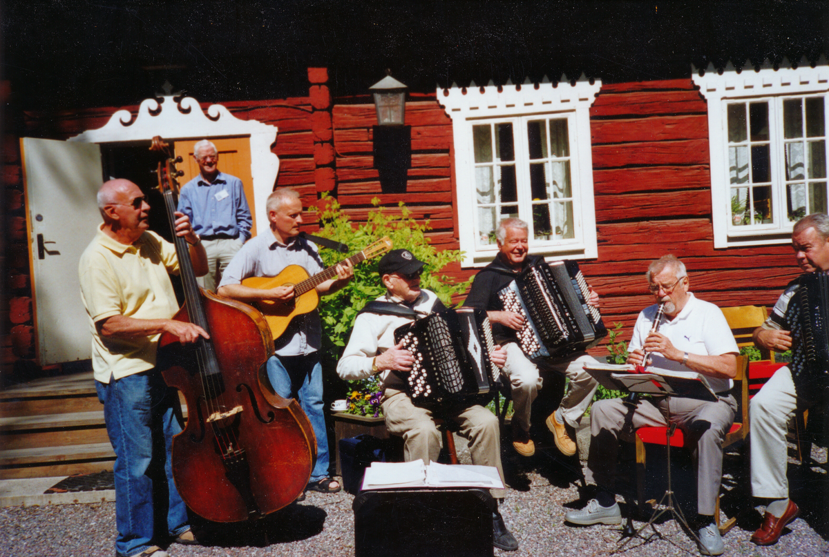 Hembygdsföreningens spelmän
Startade i mitten av 1970-talet. Repertoaren är allsidig och har en ton av spelmansmusik, gammaldans, spelmansmusik, visor och schlager. Vår signaturmelodi är ”På Kvarnbacken” en låt som Roland Cedermark har skrivit. Hembygdsföreningens spelmän är föreningens "husband" och spelar ofta i samband med våra sammankomster. En och annan resa till arrangörer utanför Nykvarn kan det också bli. 

Historia
Ambitionen med gruppen varierar beroende på vem som leder gruppen och vilka som är medlemmar. En genomgående idé är att locka folk ur stugorna med sina instrument och spela tillsammans. Man måste inte kunna noter. Det mesta av lärandet går till på gammalt traditionellt vis att man lyssnar och lär. Det viktiga är att man tycker att det roligt att spela.
Gruppen har blivit något av en mötesplats för musiker som trappat ner sitt musikaliska engagemang eller som vill spela ett nytt instrument och prova en ny repertoar och naturligtvis prata gamla musikminnen.

För att nämn några exempel på musiker som varit med:
Bosse Blom. Har verkat som musiklärare i många år. Han har också varit med i flera orkestrar och haft eget storband under 1960-talet, Bo Douglas Orkester. Han hade massor att berätta om tider som gått och om människor som levt. Bosse fann stor behållning av att vara med i gruppen och jag vet att han gillade den för honom delvis nya repertoaren. Han bidrog själv med en låt till gruppen, Klarinett Kalles polska. 
Harald Holm, också han en gammal Nykvarnsbo som spelat i många olika dansorkestrar, jazzgrupper och storband både i och utanför Nykvarn. Han bildade en stabil ryggrad i Hembygdsföreningens spelmän med sin kontrabas.

Tore Kvist Spelade trummor i olika orkestrar, bl a Vikingarna. Först på gamla dar började han spela låtar på fiol hämtade från sitt rika musikaliska arv från uppväxten i Sundsvik.
Hans bror Einar Kvist med sitt enradigt C-dur-spel var också med vid några tillfälle

Gruppen leddes först av Rune Jansson som då spelade dragspel. Han hade tidigare spelat blåsinstrument i musikkåren. Rune hade under en tid också en egen gitarrskola i Nykvarn.

Efter Rune tog Börje Olsson över ledarskapet och med sitt musikaliska kunnande ställde han motsvarande krav på oss musikanter. Under Börjes ledning spelade gruppen bl a vid julmarknaden i Taxinge slott. Börje själv spelade fiol och gruppen liknade då mer en hel orkester med klarinett, dragspel, cittra, gitarr och inte mindre än sex fioler. Tore Kvist, Gösta Lemon, Ava Tiitus och Rebecka Olofsson. Det är klart att det påverkade valet av låtar. Jag minns att vi kände på låtar som Liv-Anders polska, Gammal Dalavals m fl dessutom i flera stämmor säger Åke Andersson som också var med i gruppen då.

Efter Börje var Arne Andersson (Målar-Arne) tillsammans med Stig Andersson gruppens ledargestalter.
