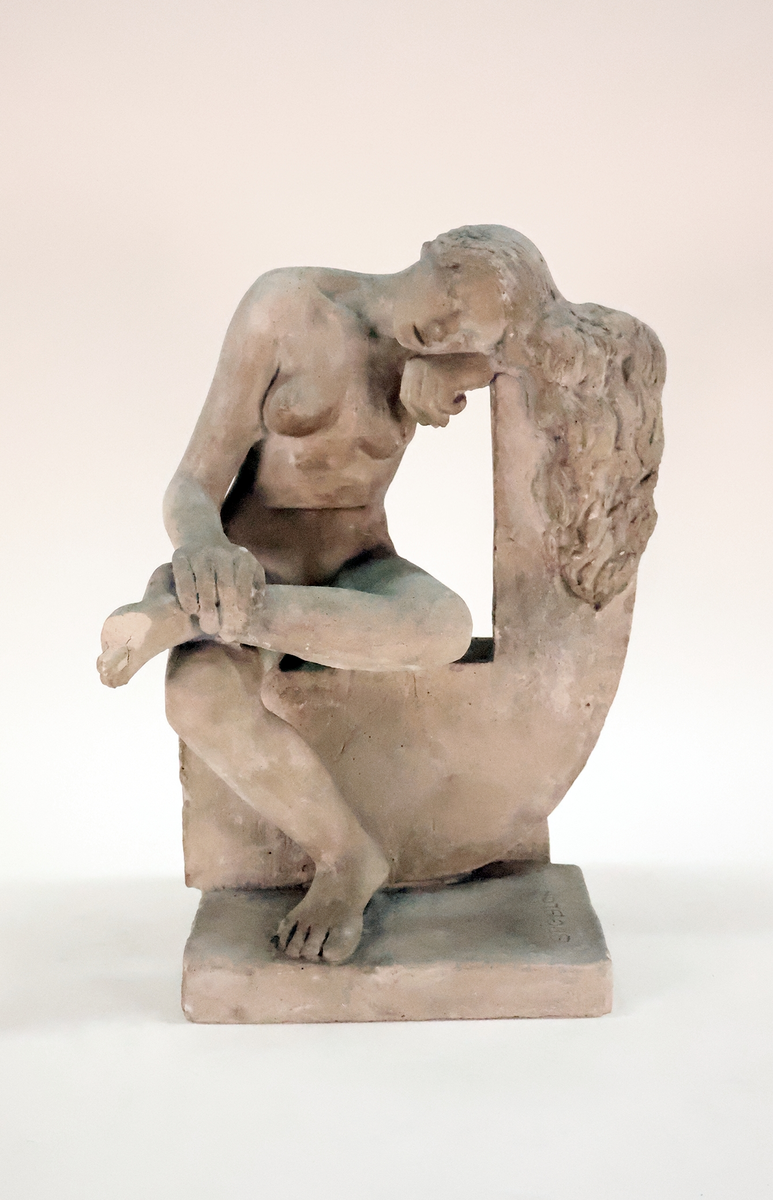 Skulptur, konststen, "Vilande flicka" av Stig Blomberg.