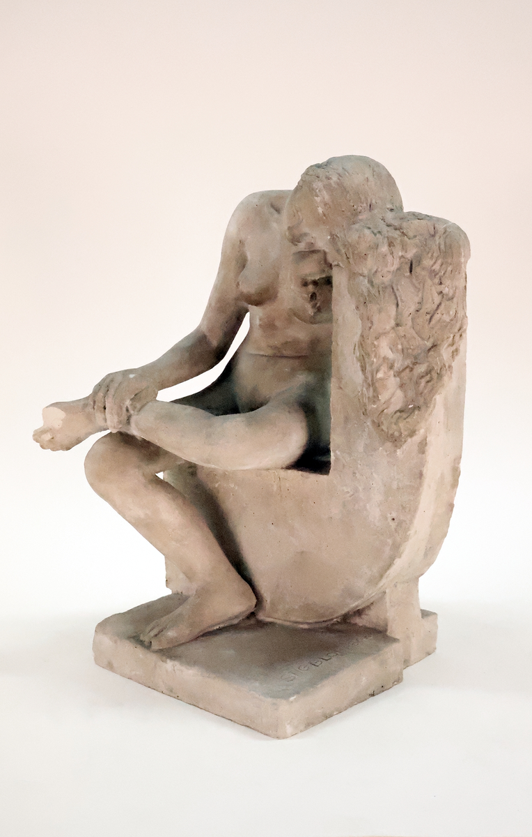 Skulptur, konststen, "Vilande flicka" av Stig Blomberg.