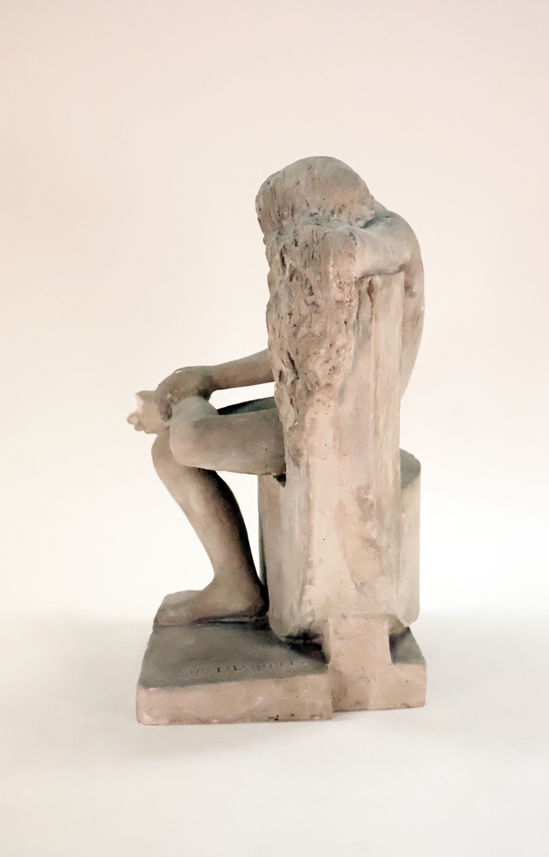 Skulptur, konststen, "Vilande flicka" av Stig Blomberg.