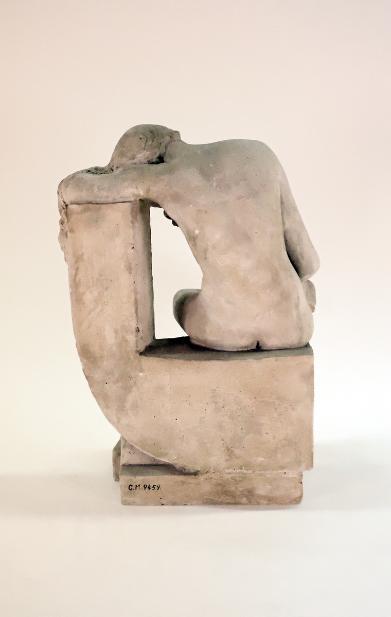 Skulptur, konststen, "Vilande flicka" av Stig Blomberg.