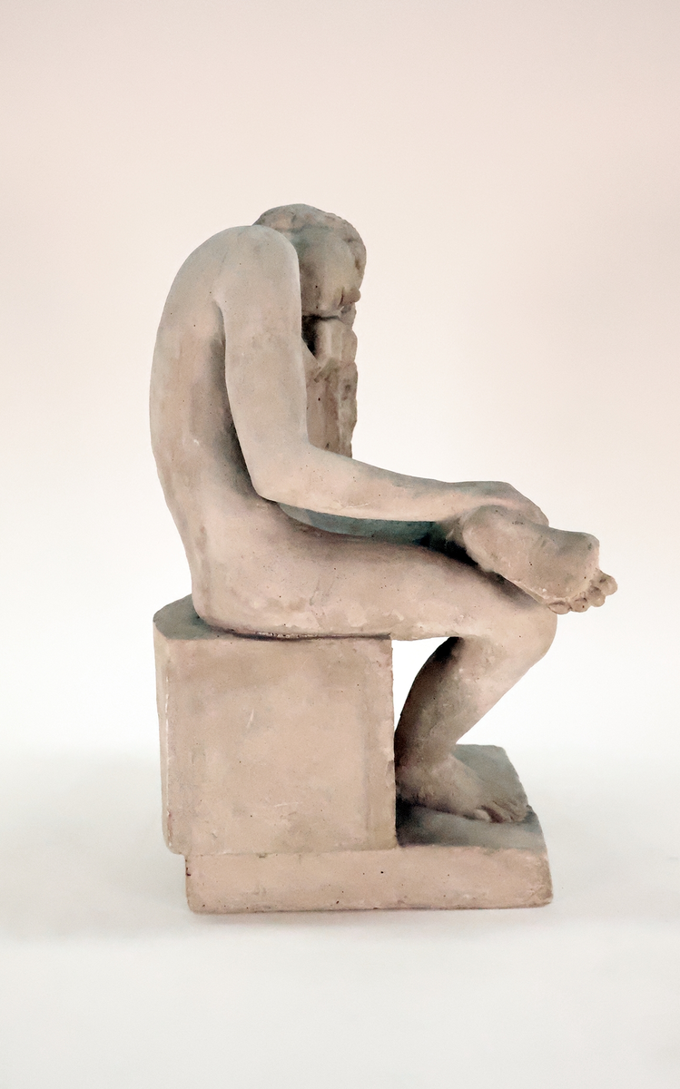 Skulptur, konststen, "Vilande flicka" av Stig Blomberg.