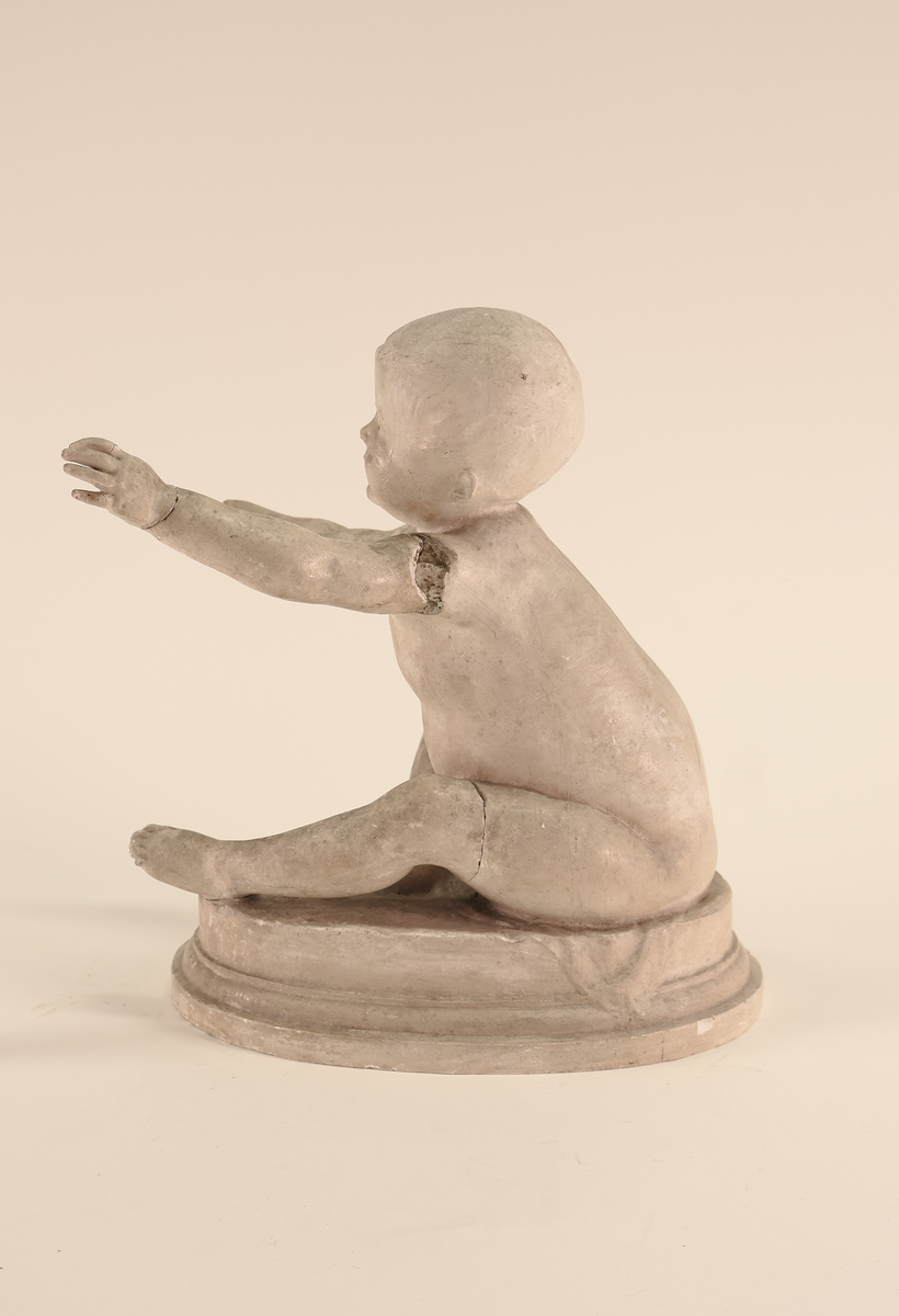 Skiss i gips till Bebé. Barn med utsträckta armar.