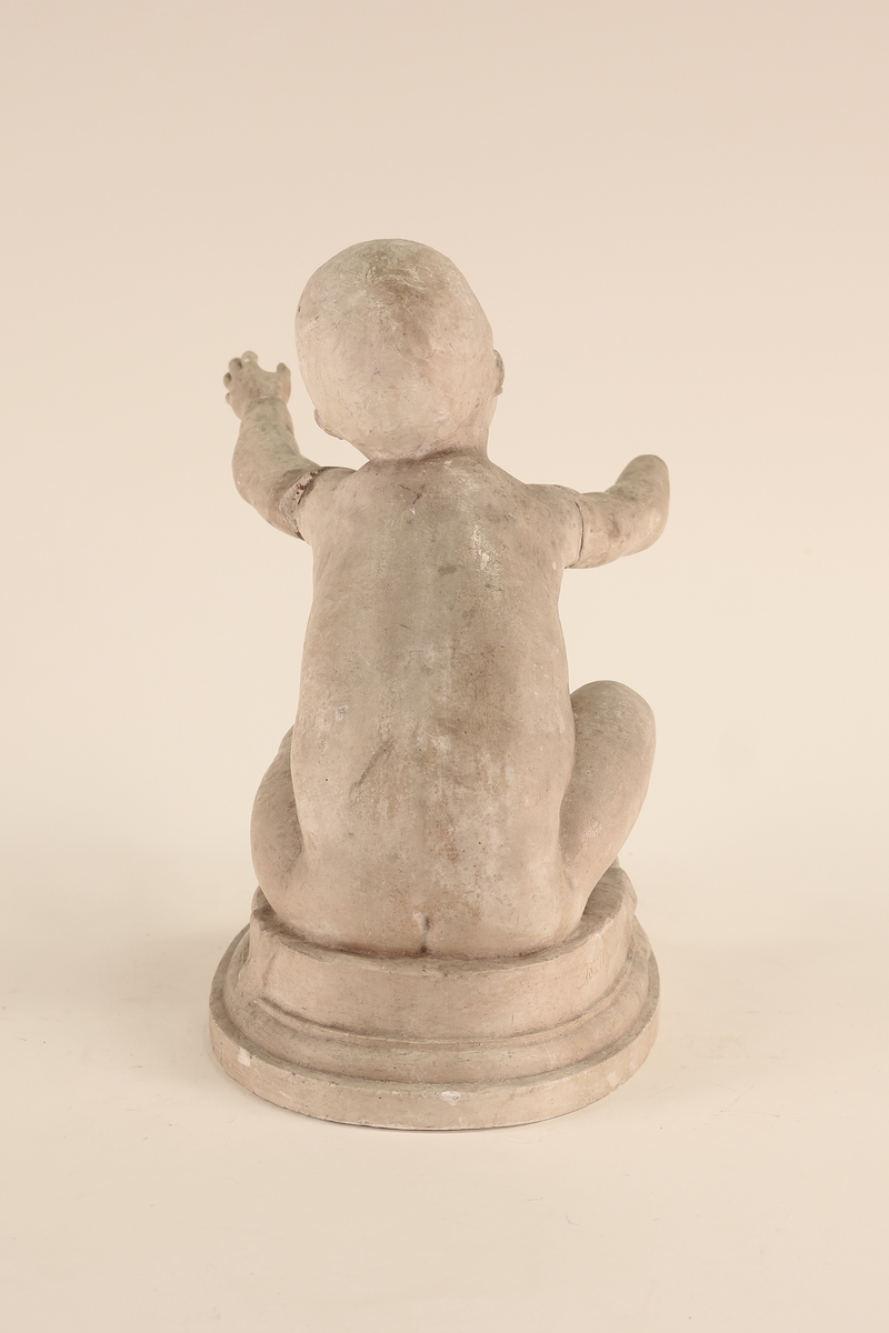 Skiss i gips till Bebé. Barn med utsträckta armar.