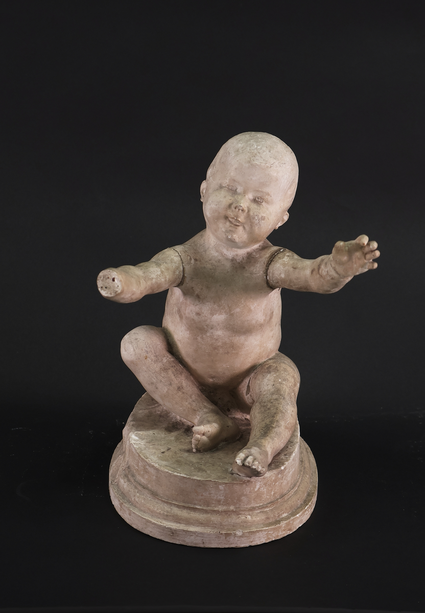 Skiss i gips till Bebé. Barn med utsträckta armar.