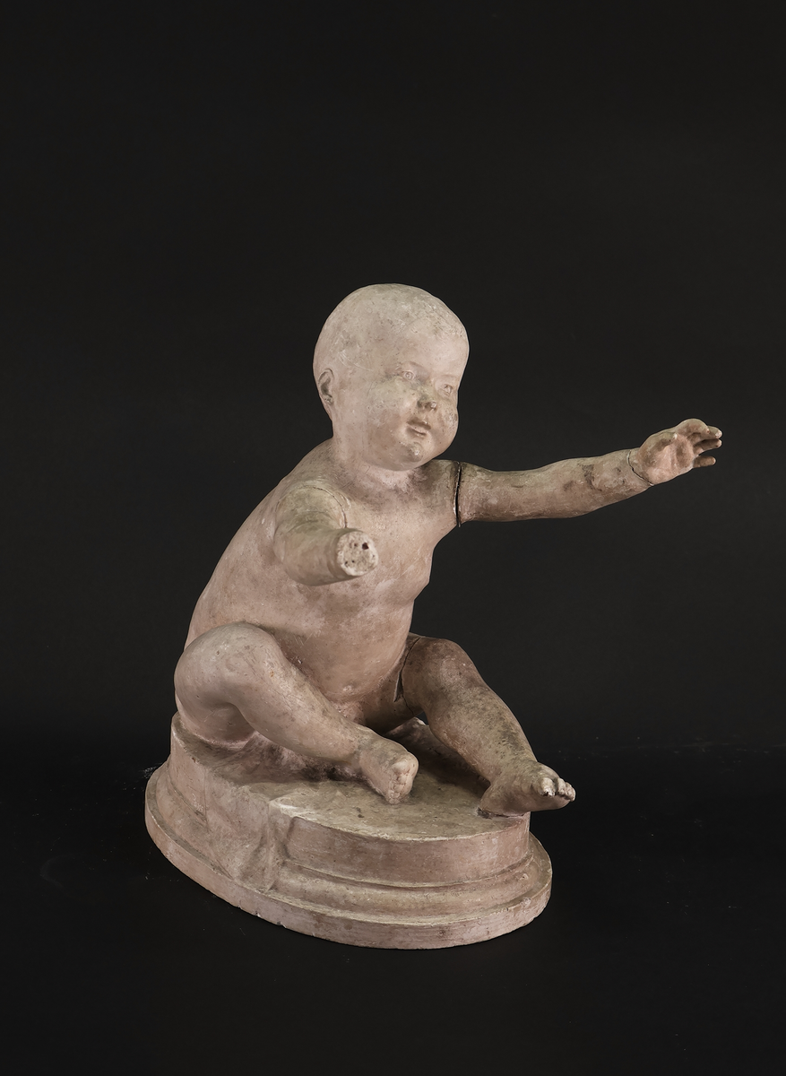 Skiss i gips till Bebé. Barn med utsträckta armar.