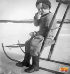 Plats Hedeviken, Vikarsjön.
På sparken sitter Björn Kvick. T