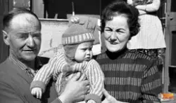 I bild Arnold Kvick och Setty Kvick med barnbarnet Jörgen Kv