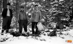 Fiske i trakten av Ytterhogdal.
T.v. Roland Kvick. Övriga ok