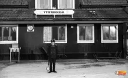 Järnvägsstation i Ytterhogdal med stins (okänd) i förgrunden