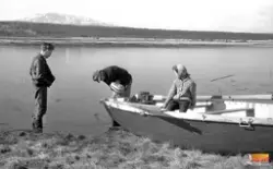 Bilden visar Gerhard Kvick med motorbekymmer och Björn Kvick