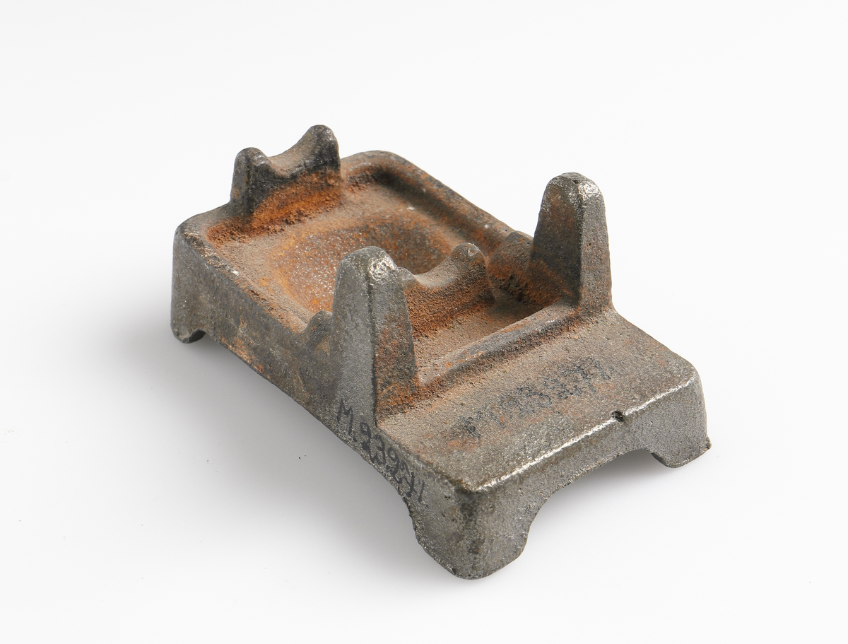 Strykjärn, pressjärn, med oljebehållare för uppvärmning. Trähandtag.

Inskrivet i huvudkatalog 1975.