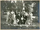 Operasångerskan Christina Nilssons 50-årsdag, 20/8 1893. 
Delar av släkten Nilsson/Schander är samlade i parken på Gårdsby säteri.
Främre raden fr.v.: okänd (möjl. lektor Alfred Hjelmérus (1859-1940) , okänd (möjl. fröken Esther Schander (1870-1943), senare gift Hjelmérus), Christina Nilsson, Carl August Sjöstrand, fabrikör Carl Schander, fru Amalia Schander.
Bakre raden fr. v.: okänd, fröken Fredrika Schander (?), godsägare Johannes Nilsson, fru Anna Nilsson (f. Schander), fil.dr. Nils Sjöstrand (?), fru Gustava Maria Sjöstrand, f. Schander (?), okänd.

Jfr ABLO 1422.