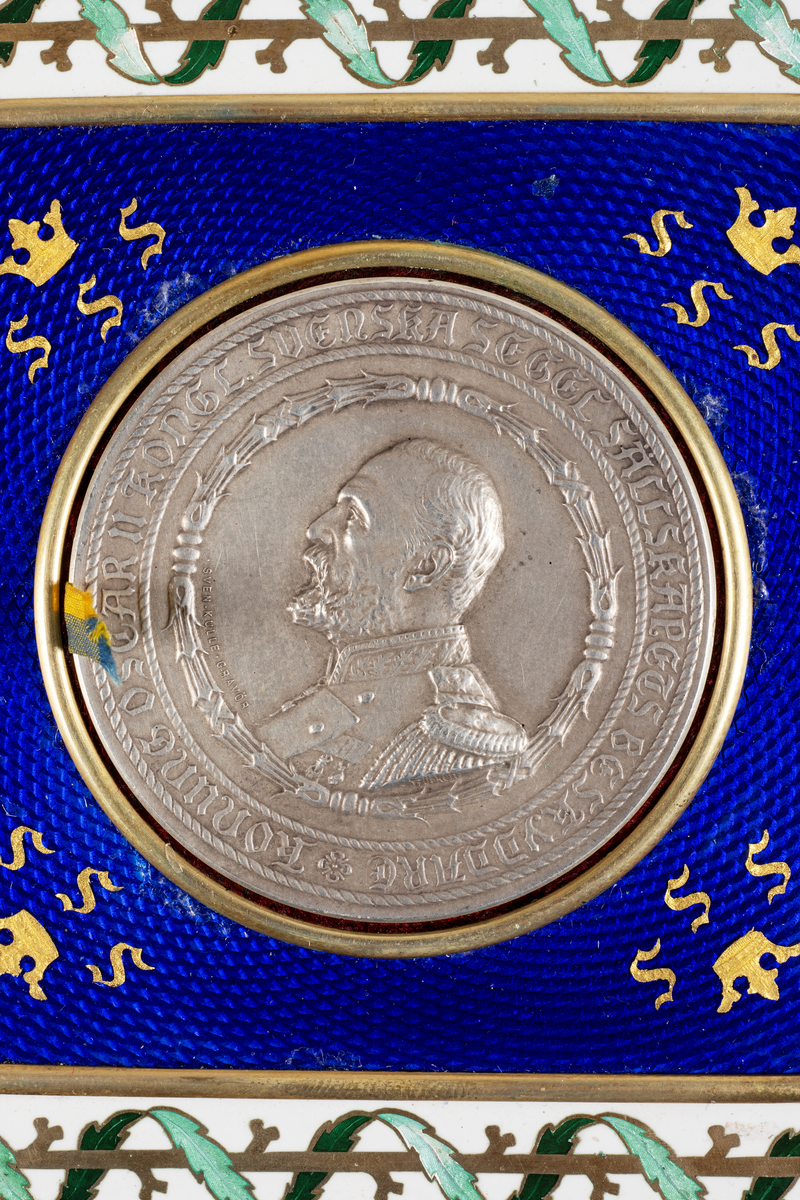 Medalj av silver från Svenska Segelsällskapets jubileumsregatta 1897. På åtsidan kung Oskar II i bröstbild i relief inom stiliserad krans. Frånsidan visar en krönt sköld med "SSS".