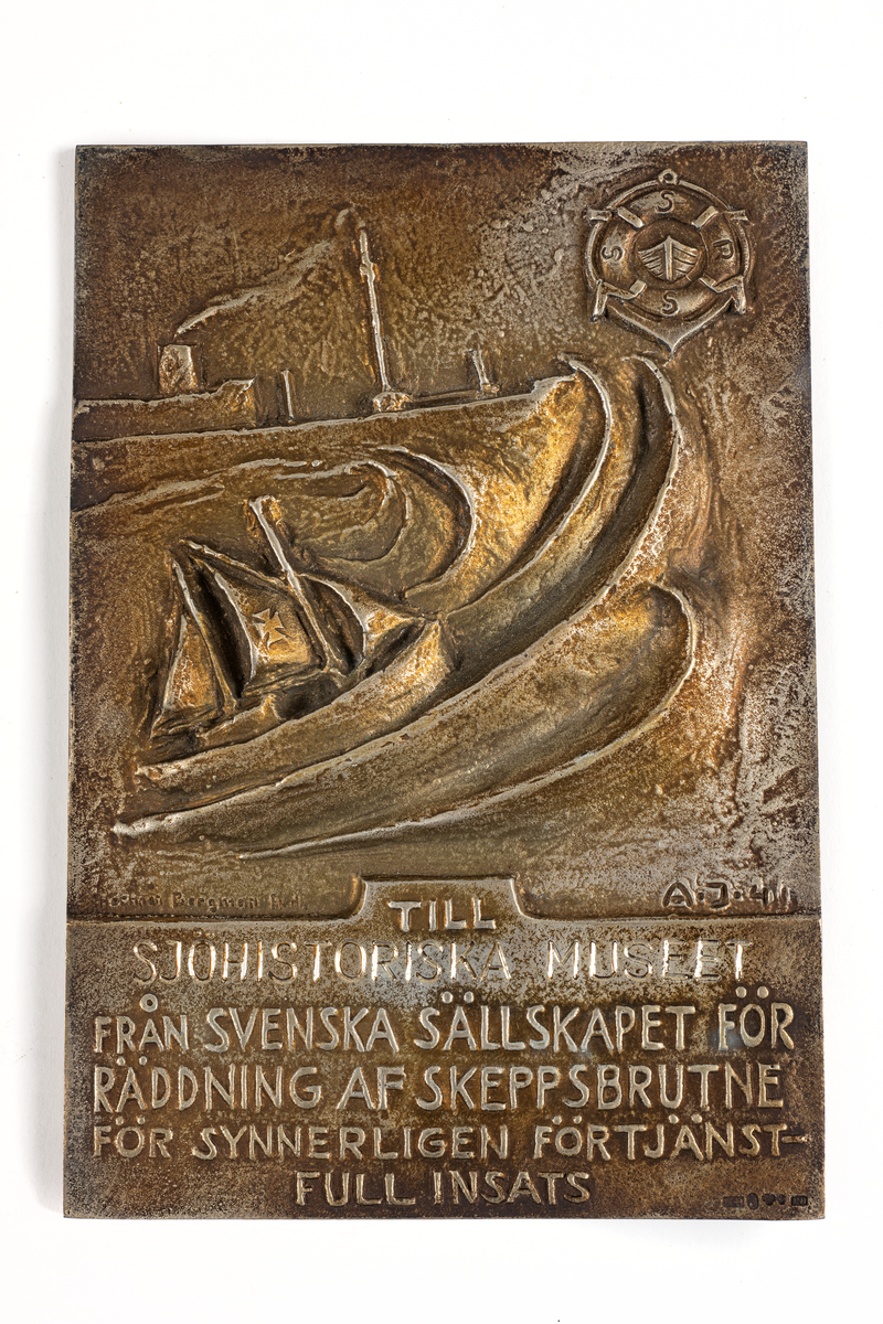 Plakett som har skänkts eller tilldelats Sjöhistoriska museet från Svenska Sällskapet för Räddning af Skeppsbrutne, numera känt som Sjöräddningssällskapet (SSRS).