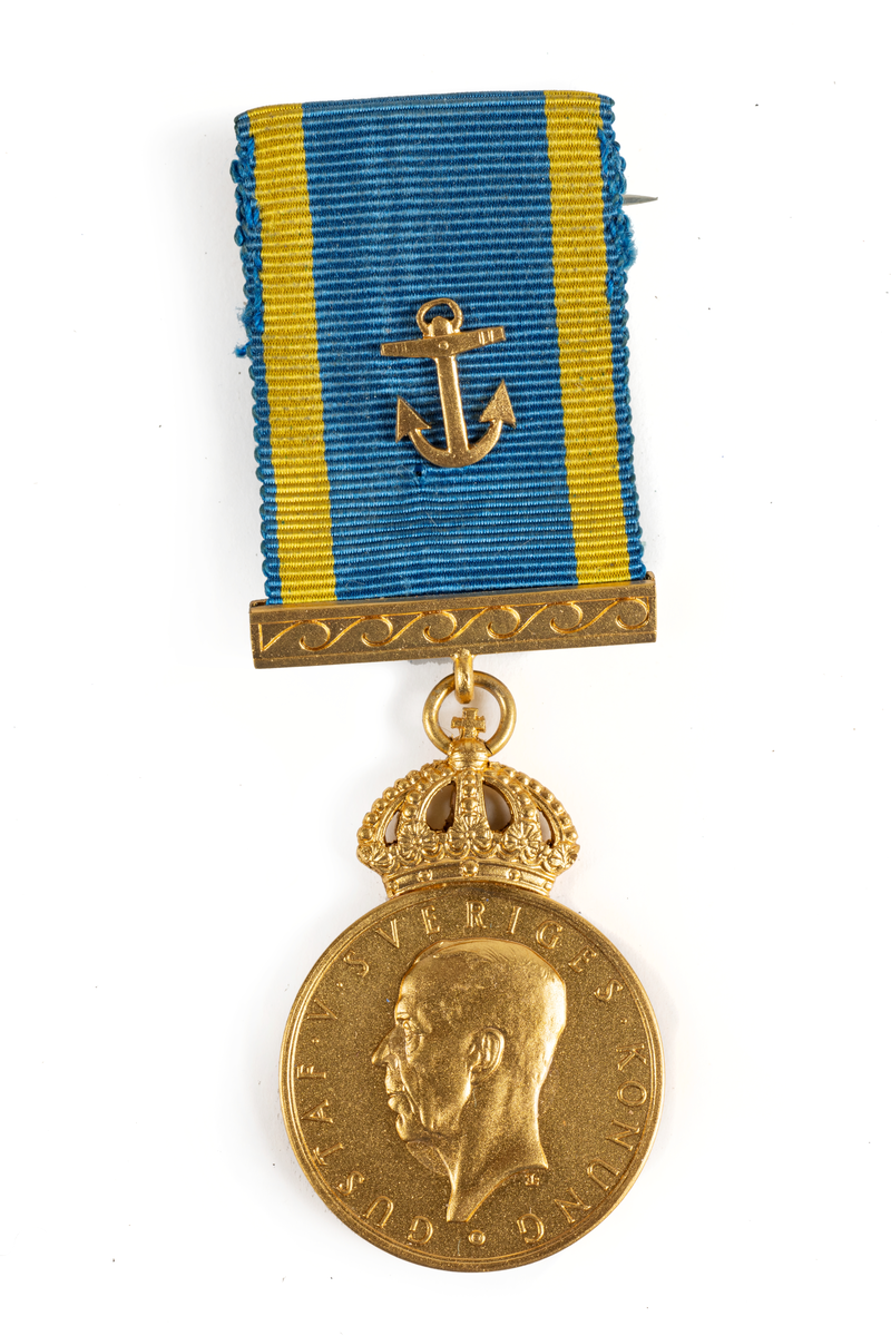 Officiell svensk räddningsmedalj från 1941, utdelad av staten i Gustaf V:s namn för hjältemodiga insatser till havs.