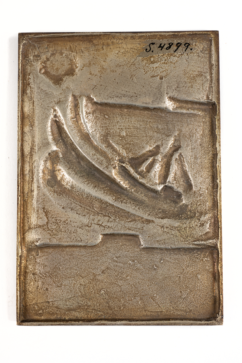 Plakett som har skänkts eller tilldelats Sjöhistoriska museet från Svenska Sällskapet för Räddning af Skeppsbrutne, numera känt som Sjöräddningssällskapet (SSRS).