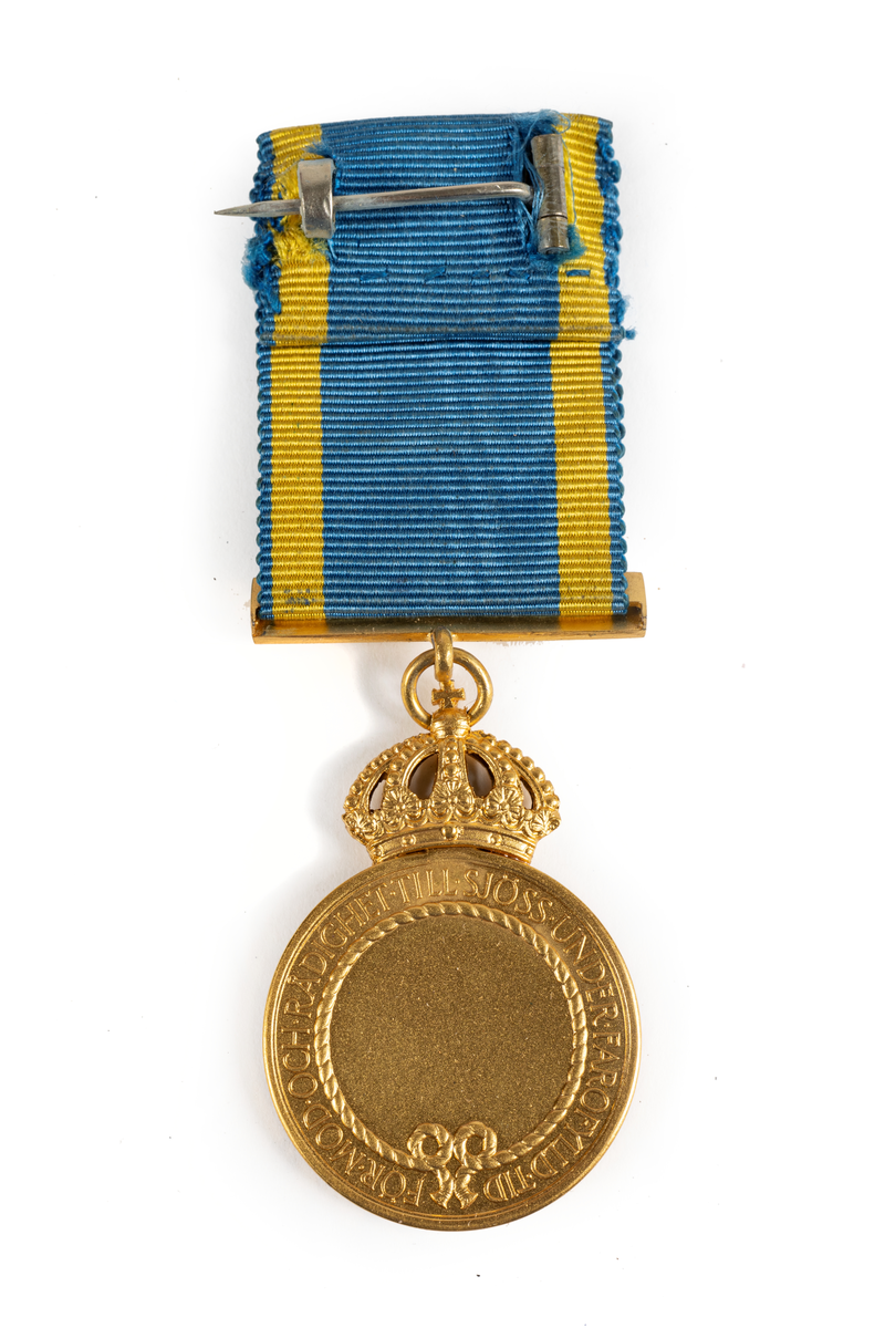 Officiell svensk räddningsmedalj från 1941, utdelad av staten i Gustaf V:s namn för hjältemodiga insatser till havs.