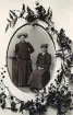 Brevkort med porträtt av två kvinnor samt blomster runt porträttet.