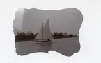 Brevkort med motiv av en segelbåt ute till sjöss.