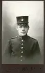 Porträtt av en man i militäruniform. Siffran 13 på skärmmössan gör att mannen troligen tillhörde Dalregementet (I13).