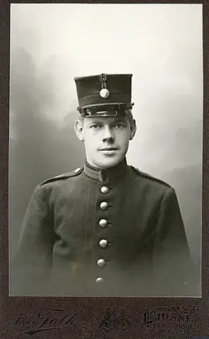 Porträtt av en man i militäruniform. Siffran 13 på skärmmössan avslöjar att han tillhör Hälsinge regemente (I13).