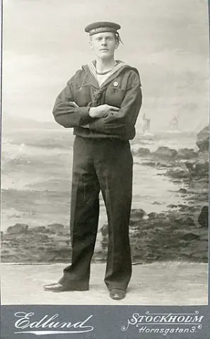 Porträtt av man i sjömansuniform.