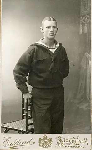 Porträtt av man i sjömansuniform.