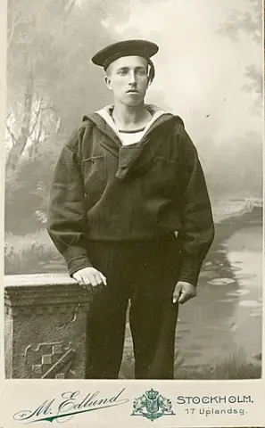 Porträtt av man i sjömansuniform.