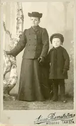 Porträtt av kvinna och barn.