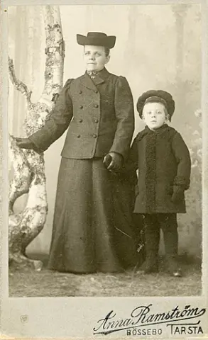 Porträtt av kvinna och barn.