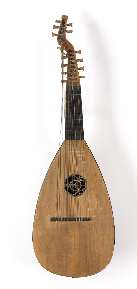 Barockluta, ombyggd till svensk luta. Ombyggnationen gjordes säkerligen av Johan Jerner som "reparerade" instrumentet år 1792. Kroppen är avlångt päronformad, med tydliga ribbor. Svart trä inlagt längd kroppens övre kanter.

Skruvlådan utbytt för att passa den svenska lutan och har plats för 13 sensträngar (8 melodisträngar och 5 bassträngar). Greppbrädan är svagt skalloperad. Ljudhålets rosett har enkla geometriska former.

De teorberade bassträngarna har en klaff för att ändra tonhöjd under spel.