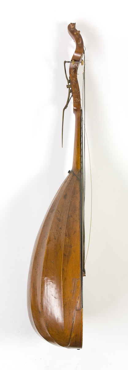 Barockluta, ombyggd till svensk luta. Ombyggnationen gjordes säkerligen av Johan Jerner som "reparerade" instrumentet år 1792. Kroppen är avlångt päronformad, med tydliga ribbor. Svart trä inlagt längd kroppens övre kanter.

Skruvlådan utbytt för att passa den svenska lutan och har plats för 13 sensträngar (8 melodisträngar och 5 bassträngar). Greppbrädan är svagt skalloperad. Ljudhålets rosett har enkla geometriska former.

De teorberade bassträngarna har en klaff för att ändra tonhöjd under spel.