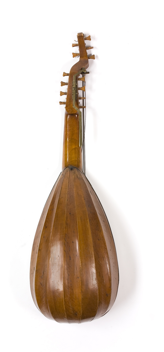 Barockluta, ombyggd till svensk luta. Ombyggnationen gjordes säkerligen av Johan Jerner som "reparerade" instrumentet år 1792. Kroppen är avlångt päronformad, med tydliga ribbor. Svart trä inlagt längd kroppens övre kanter.

Skruvlådan utbytt för att passa den svenska lutan och har plats för 13 sensträngar (8 melodisträngar och 5 bassträngar). Greppbrädan är svagt skalloperad. Ljudhålets rosett har enkla geometriska former.

De teorberade bassträngarna har en klaff för att ändra tonhöjd under spel.