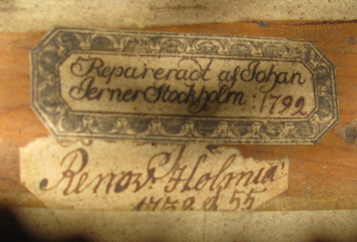 Barockluta, ombyggd till svensk luta. Ombyggnationen gjordes säkerligen av Johan Jerner som "reparerade" instrumentet år 1792. Kroppen är avlångt päronformad, med tydliga ribbor. Svart trä inlagt längd kroppens övre kanter.

Skruvlådan utbytt för att passa den svenska lutan och har plats för 13 sensträngar (8 melodisträngar och 5 bassträngar). Greppbrädan är svagt skalloperad. Ljudhålets rosett har enkla geometriska former.

De teorberade bassträngarna har en klaff för att ändra tonhöjd under spel.