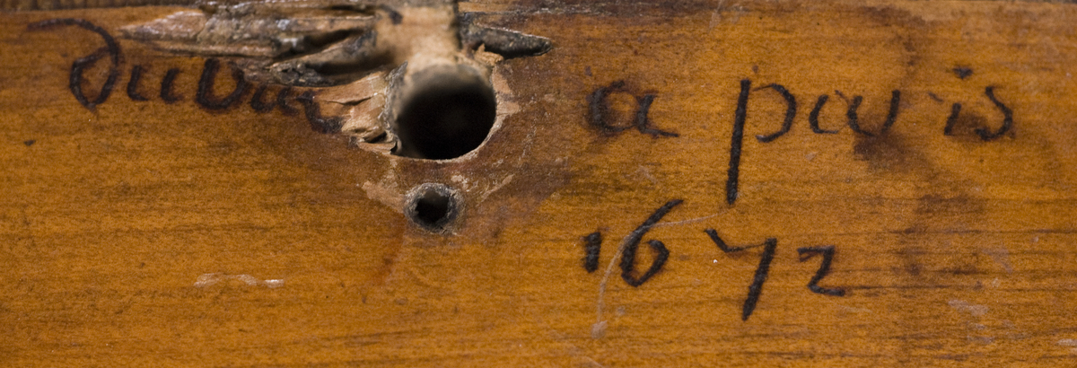 Barockluta, ombyggd till svensk luta. Ombyggnationen gjordes säkerligen av Johan Jerner som "reparerade" instrumentet år 1792. Kroppen är avlångt päronformad, med tydliga ribbor. Svart trä inlagt längd kroppens övre kanter.

Skruvlådan utbytt för att passa den svenska lutan och har plats för 13 sensträngar (8 melodisträngar och 5 bassträngar). Greppbrädan är svagt skalloperad. Ljudhålets rosett har enkla geometriska former.

De teorberade bassträngarna har en klaff för att ändra tonhöjd under spel.