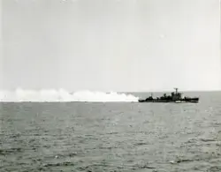 Jagaren NORRKÖPING (J 10) lägger ut en dimridå under en övni