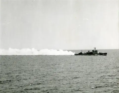 Jagaren NORRKÖPING (J 10) lägger ut en dimridå under en övning.