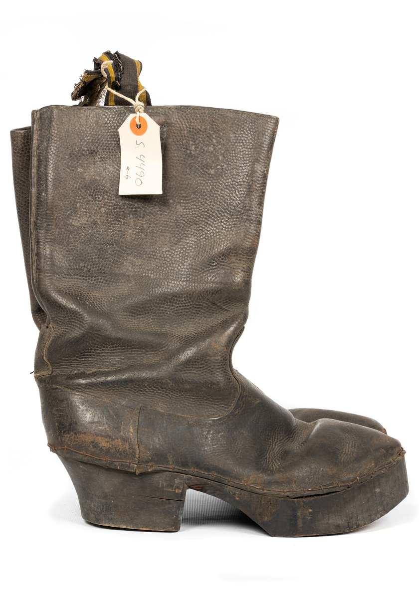 Grova stövlar av läder med sulor av trä.