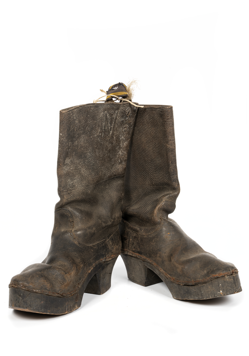 Grova stövlar av läder med sulor av trä.