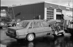 Skadet bil utenfor A/S Melbubil. Firmaet var bilforhandler f