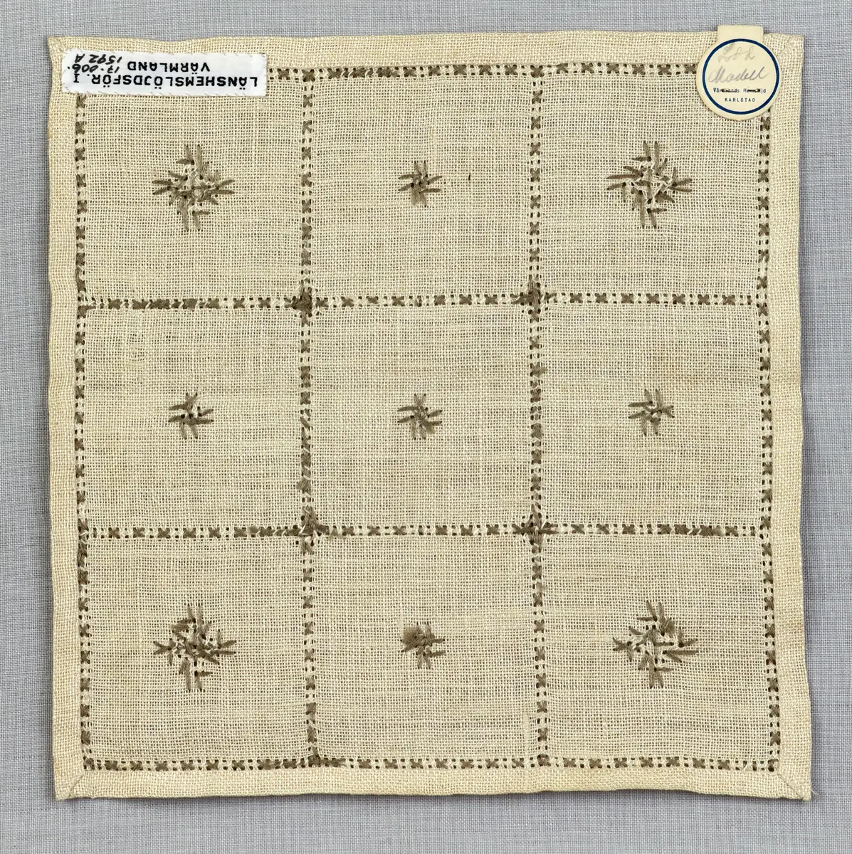 Duk gjord av linneväv med 12tr/cm i tuskaft och broderi utfört med lingarn i myrgång sytt över tre trådar samt moulinègarn i korsstygn och någon typ av tofssöm. Duken har 9mm bred dubbelvikt fåll runt om och sneda hörn fastsydda med kaststygn. 